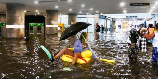 В Швеции затопленный ливнем вокзал превратили в бассейн.Вокруг Света. Украина