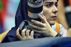В Иране журналистку не пустили на футбольный матч: она забралась на крышу