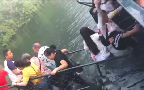 Мост с туристами обрушился в Китае из-за любителя селфи.Вокруг Света. Украина