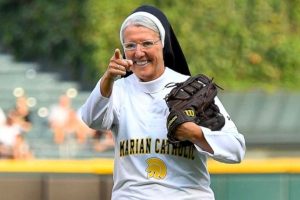 Монахиня стала звездой бейсбольного матча в Чикаго (видео)
