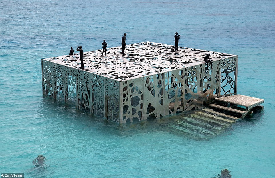 Полиция на Мальдивах разбила уникальную подводную галерею британского художника
