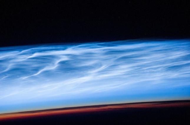 NASA запечатлело редкие серебристые облака.Вокруг Света. Украина