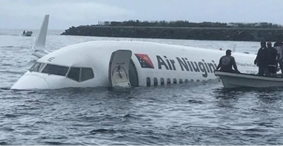 В Микронезии пассажирский самолет сел в океан.Вокруг Света. Украина