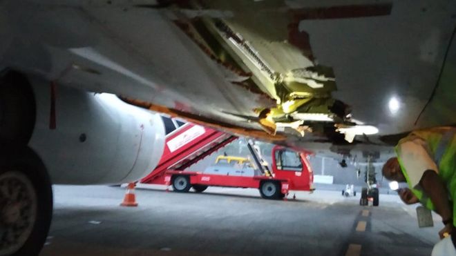 В Индии самолет при взлете задел стену аэропорта