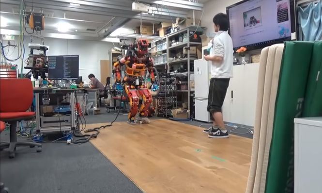В Японии робот впервые в истории прокатился на роликах.Вокруг Света. Украина