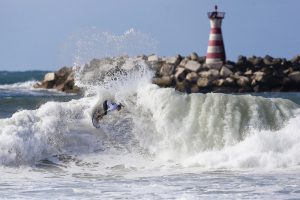 В Португалии пройдет крупнейшее в мире соревнование по серфингу
