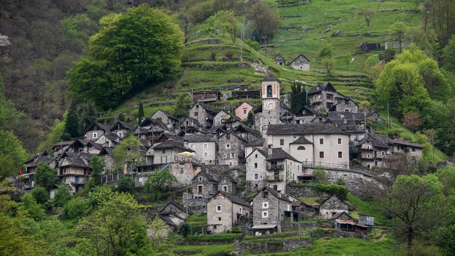 В Швейцарии целая деревня может стать отелем
