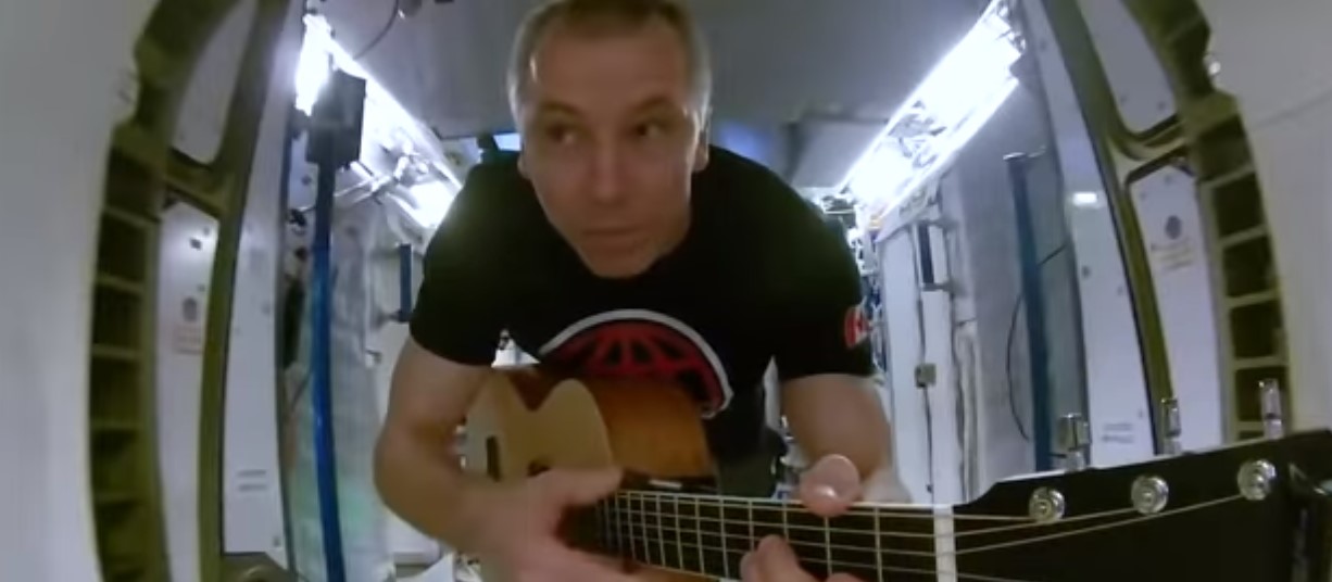 Астронавт снял клип на борту МКС