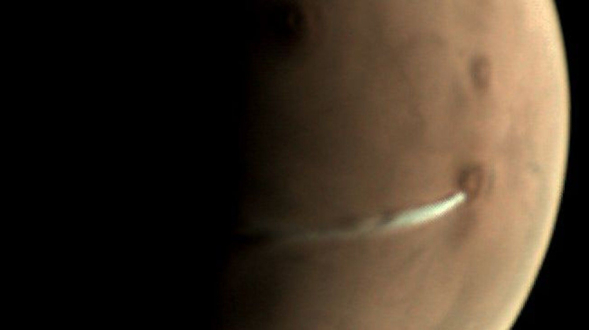 На поверхности Марса заметили необычное белое облако