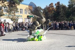 На Волыни открыли самый большой в Украине памятник пчеле