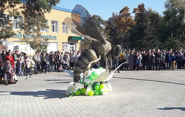 На Волыни открыли самый большой в Украине памятник пчеле