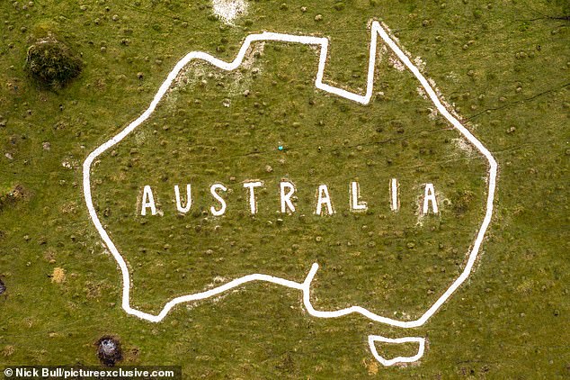 Волонтеры восстановили гигантскую карту Австралии на британских холмах.Вокруг Света. Украина