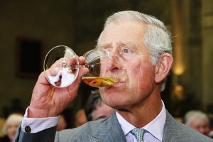 Принц Чарльз заправляет машину белым вином