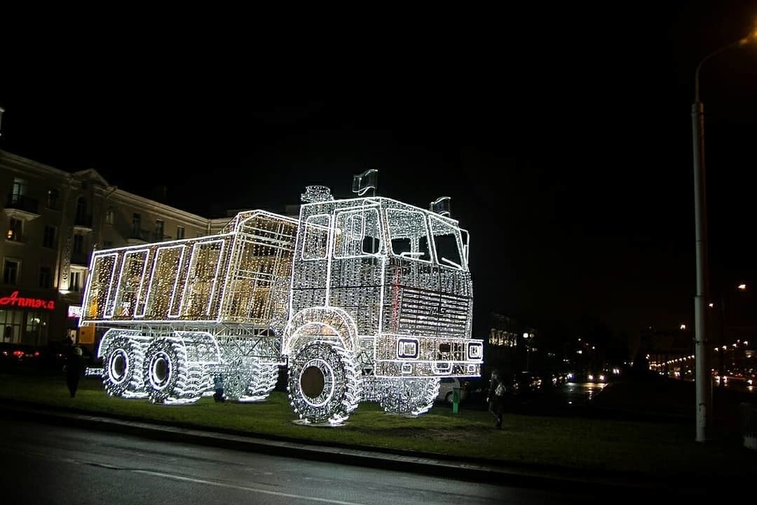Минск украсили светящимся грузовиком