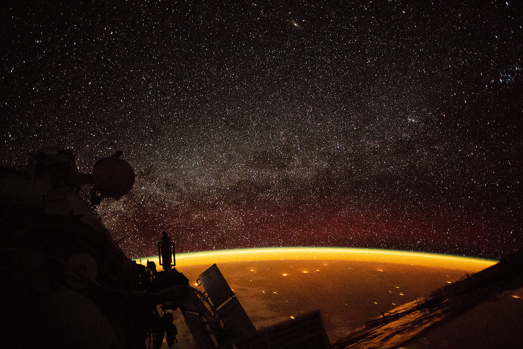 NASA показало странное оранжевое свечение над Землей.Вокруг Света. Украина