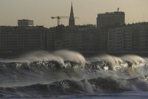 Шторм в Испании: волны достигали 10 метров