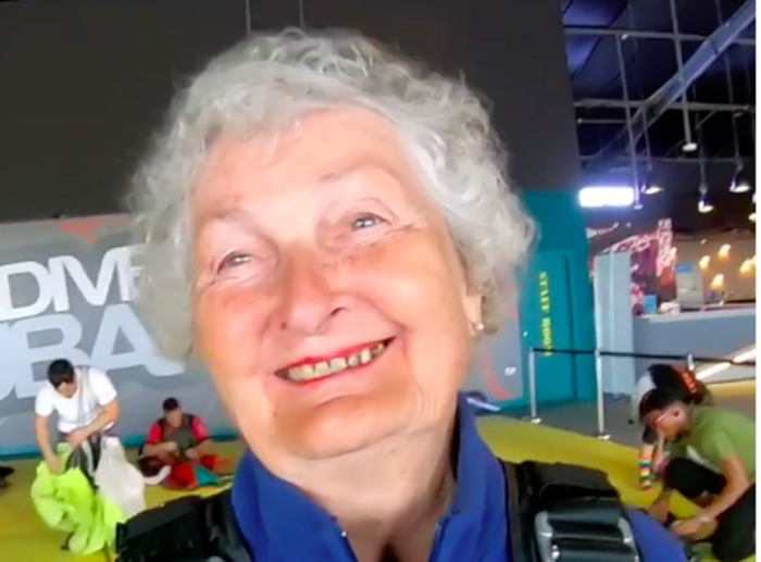 82-летняя туристка прыгнула с парашютом и стала звездой Instagram (видео).Вокруг Света. Украина