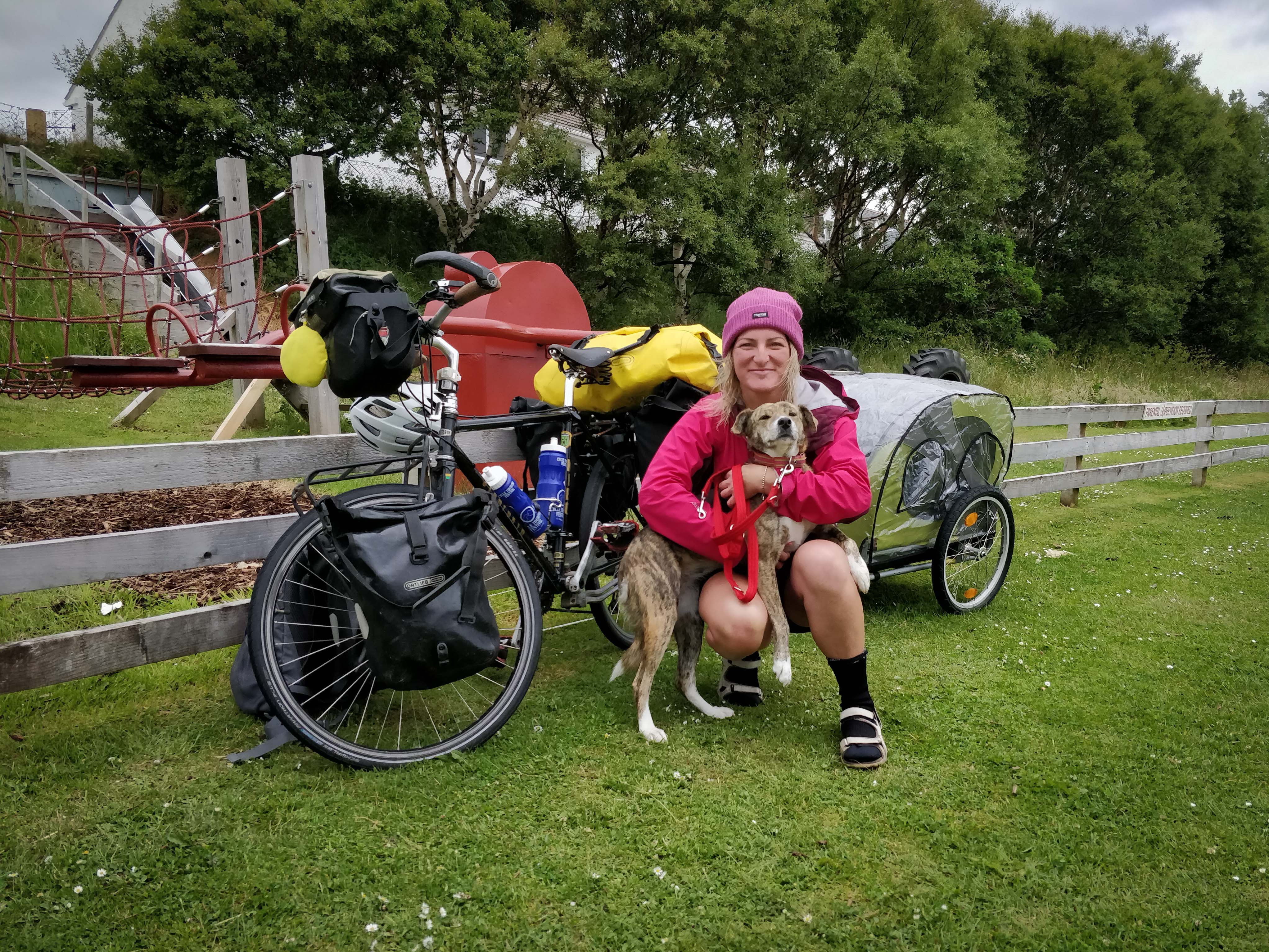 Британка колесит по миру на велосипеде, чтобы спасать собак
