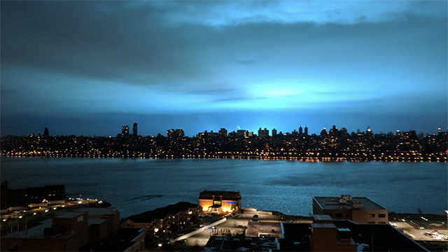 Взрыв на электростанции окрасил небо над Нью-Йорком в голубой цвет.Вокруг Света. Украина