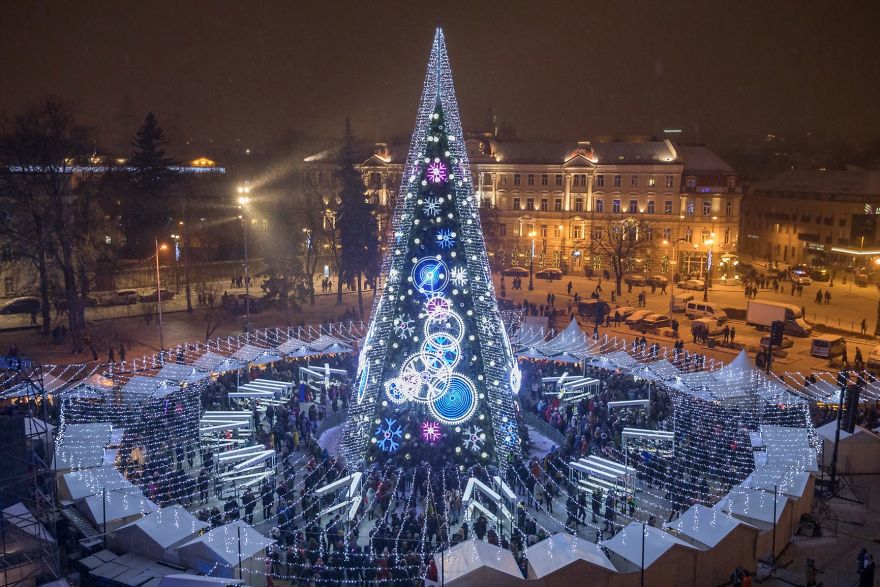 Ёлка-часы и 5 километров иллюминации: Вильнюс украсили к Рождеству