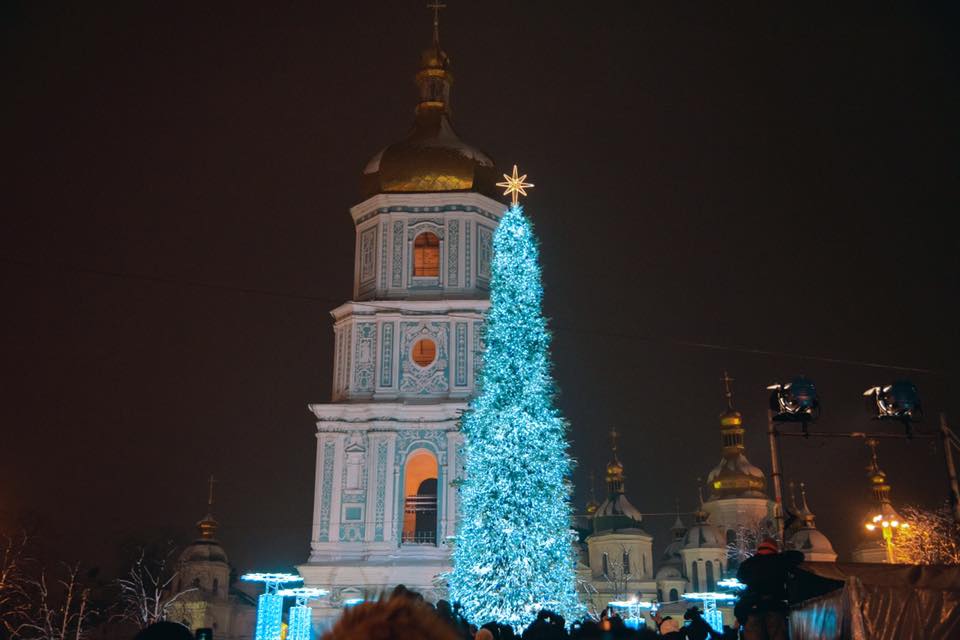 Киевскую елку признали лучшей среди рождественских елок Европы.Вокруг Света. Украина