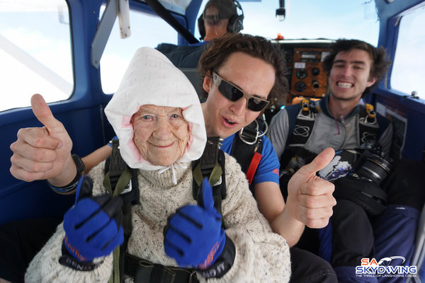 102-летняя бабушка прыгнула с парашютом ради благотворительности.Вокруг Света. Украина