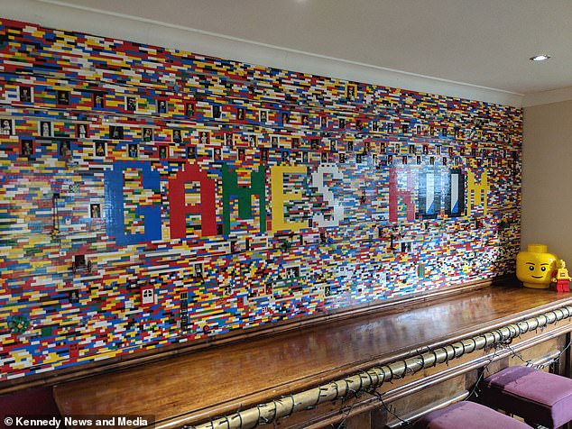 Семья потратила 10 месяцев и 2000 фунтов, чтобы построить стену из Lego