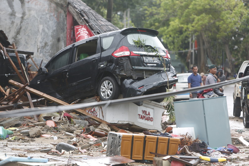 В Индонезии произошло цунами: уже около 1000 погибших и пострадавших