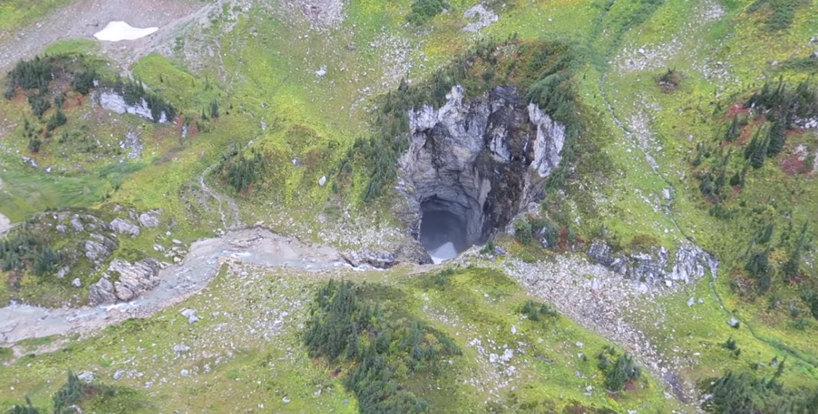 В Канаде обнаружили неизведанную пещеру колоссальных размеров.Вокруг Света. Украина