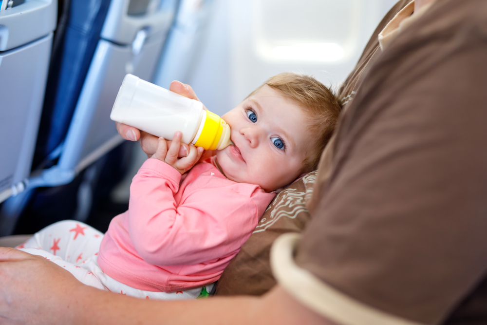 С ребенком на борту: правила провоза детского питания