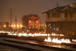 В США настолько холодно, что железнодорожники поджигают рельсы