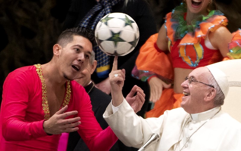 Папа Франциск показал трюк с мячом на пальце (видео)
