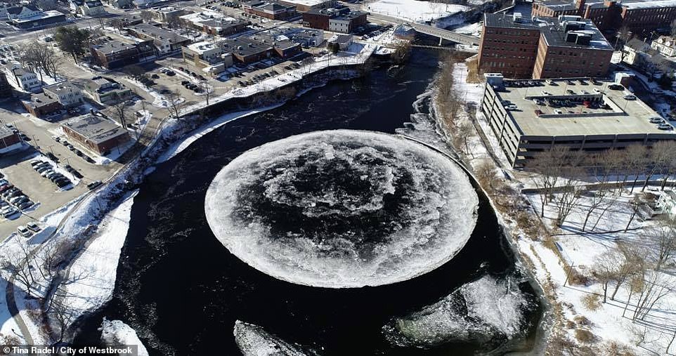 Идеально круглая: 90-метровая льдина вращается посреди реки штата Мэн.Вокруг Света. Украина