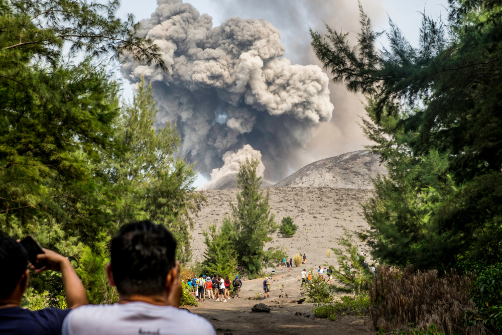 После извержения вулкан в Индонезии уменьшился на две трети
