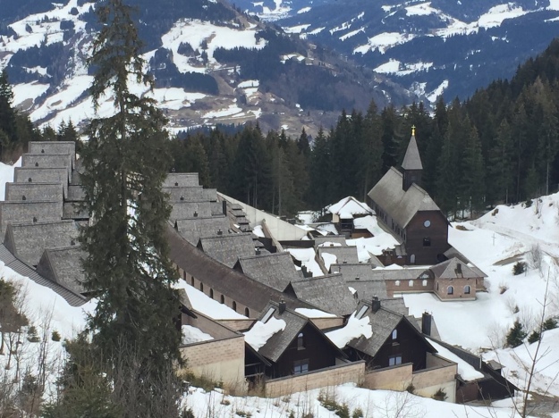 В Австрии монахинь засыпало снегом в монастыре.Вокруг Света. Украина