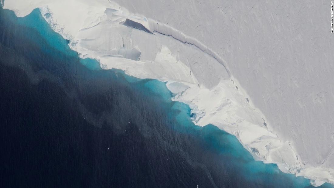 В леднике Антарктиды обнаружили гигантскую дыру