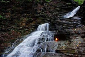 Уникальное природное явление: Водопад вечного огня