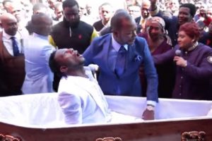 В ЮАР гробовщики подают в суд на пастора за воскрешение их клиента