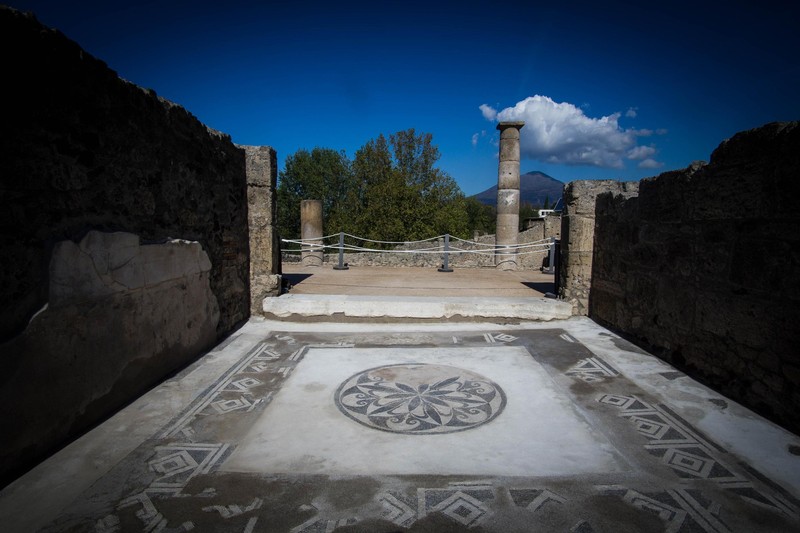 Британская туристка попыталась срезать древнюю мозаику в Помпеях