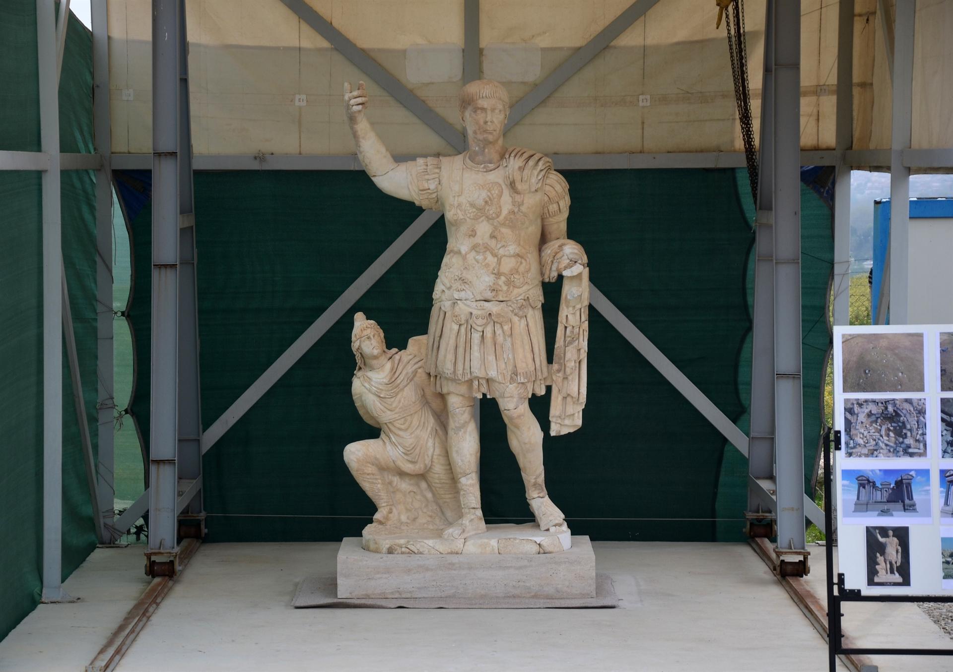 Турецкие археологи нашли гигантскую статую императора Траяна, разбитую на 356 частей.Вокруг Света. Украина