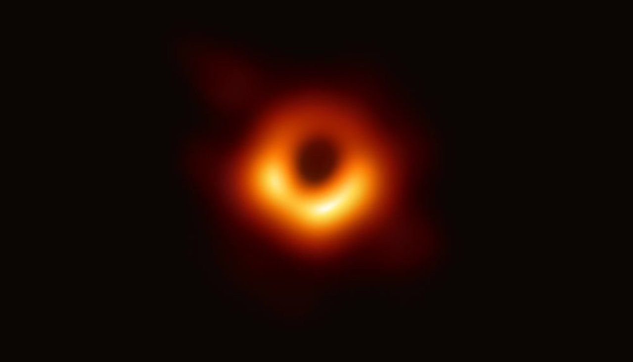 Астрофизики показали первое в истории изображение черной дыры.Вокруг Света. Украина