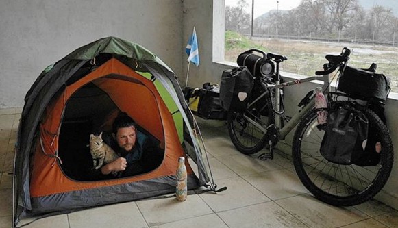 Шотландец путешествует по миру на велосипеде с кошкой