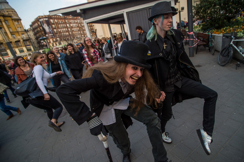 В Будапеште прошел парад «глупых походок»