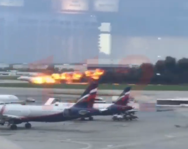 Посадка горящего самолета в Шереметьево: видео.Вокруг Света. Украина