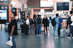 Работника сингапурского аэропорта посадили за недовешивание багажа