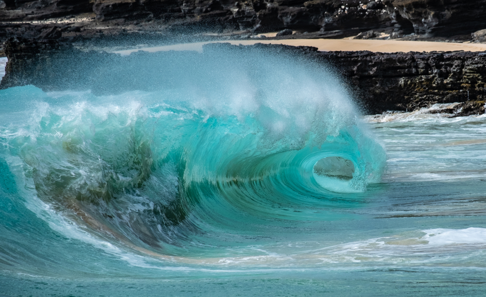 На Гавайях гигантская волна смыла туристок