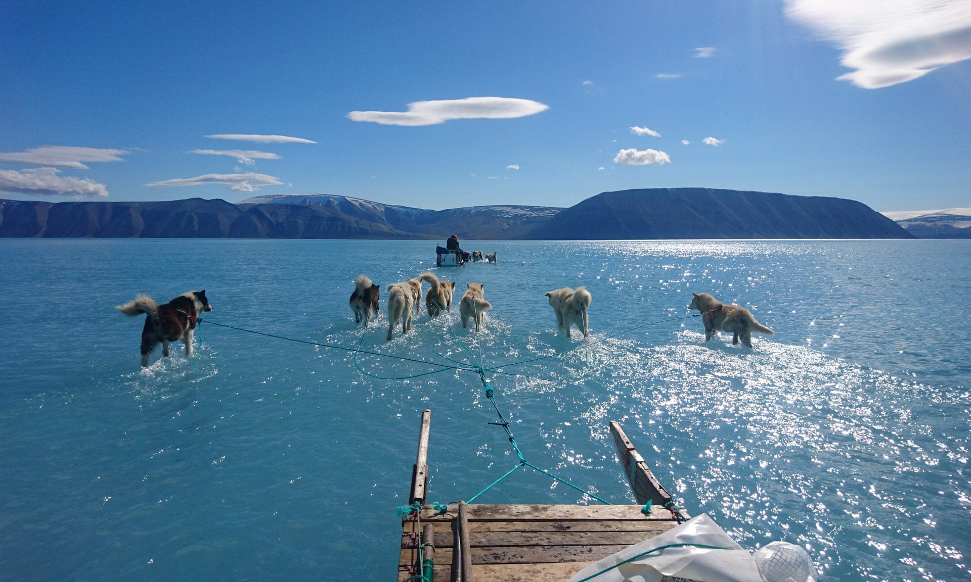 Метеорологи забирают оборудование с тающих льдов Гренландии.Вокруг Света. Украина