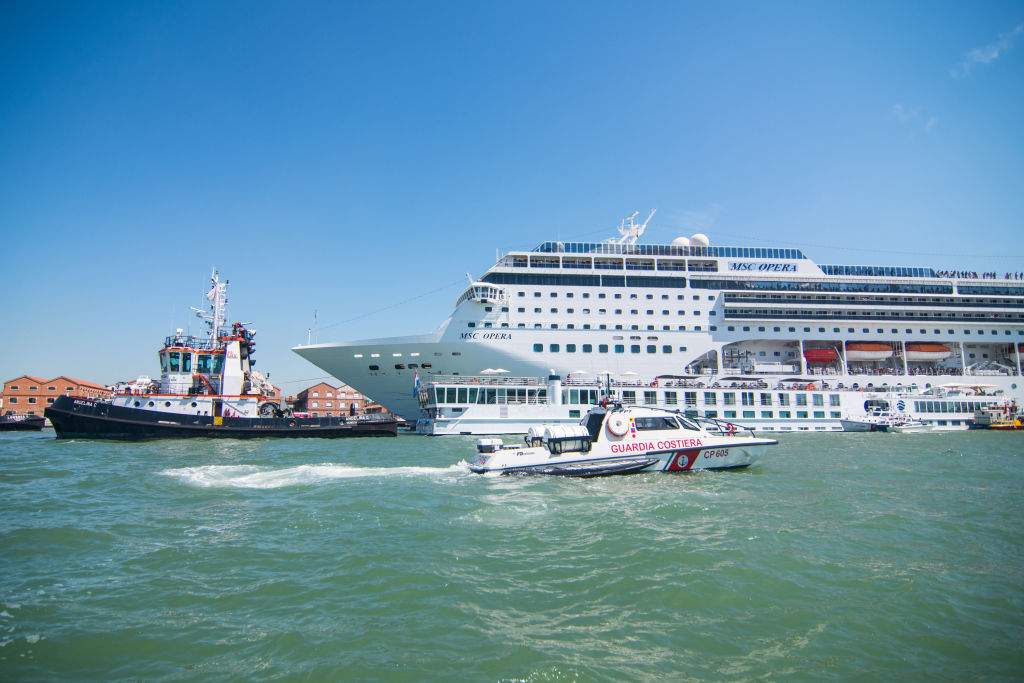 В Венеции огромный круизный лайнер врезался в причал: видео