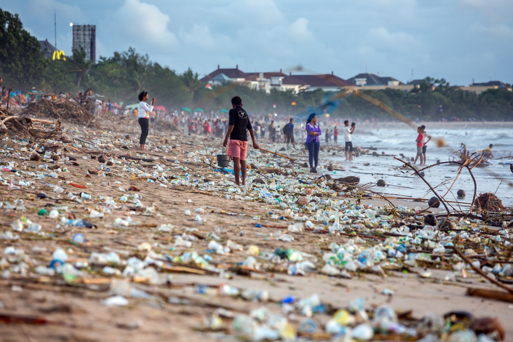 На Бали отчаянно пытаются сократить пластиковые отходы