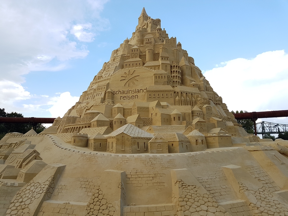 В Финляндии строят самый высокий в мире замок из песка